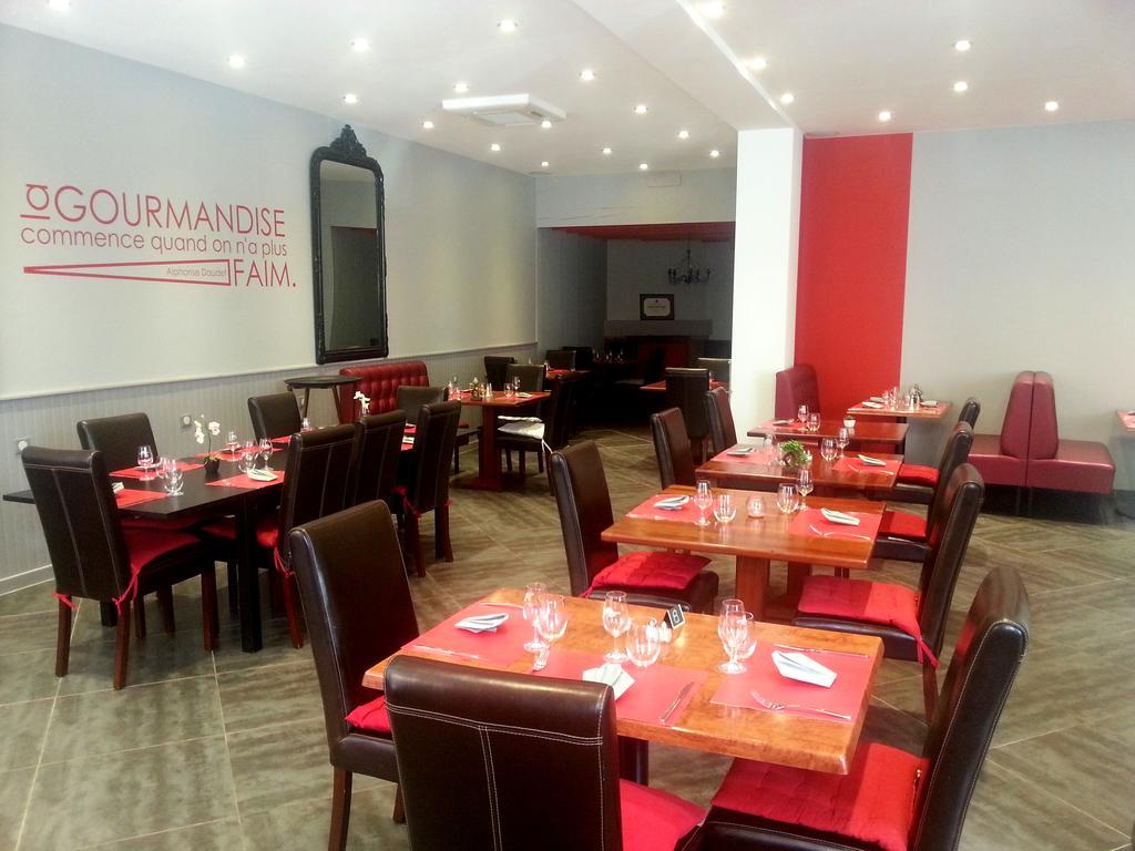 Hotel-Restaurant Des Voyageurs Le Cheylard ภายนอก รูปภาพ