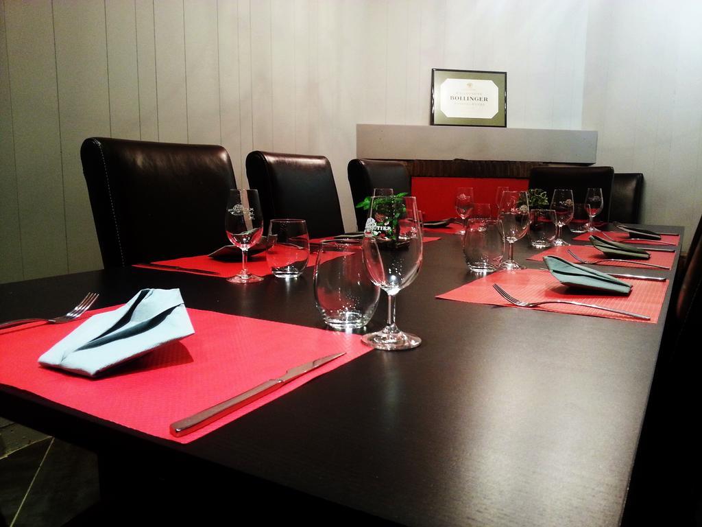 Hotel-Restaurant Des Voyageurs Le Cheylard ภายนอก รูปภาพ